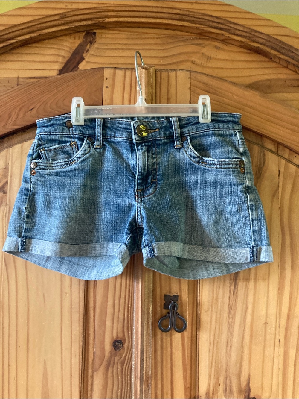 Women’s Bu Malibu blue Distressed cuffed hem jean shorts size 27